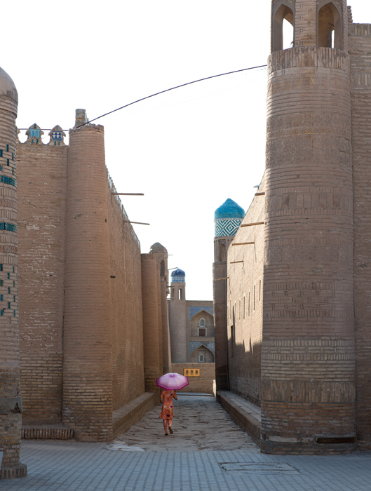 Ruelle entre le palais Tosh Hovli et la madrassa Kutlug Murad-inak, Khiva, Ouzbékistan,