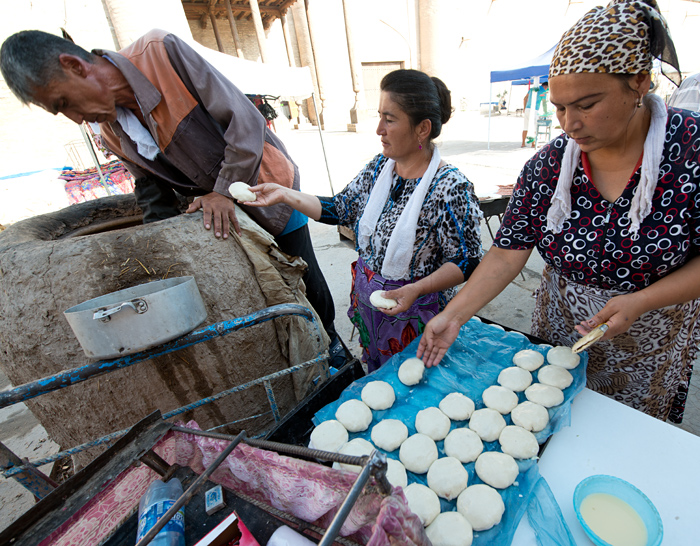Fabrication de rissoles à la viande, Khiva, Ouzbékistan