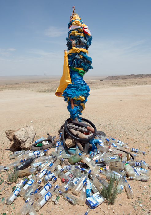 Ovoo compos de bouteille de Vodka, dsert de Gobi, Mongolie