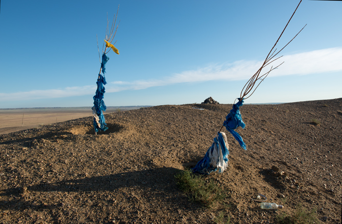 Ovoos sur une petite montagne, dsert de Gobi, Mongolie