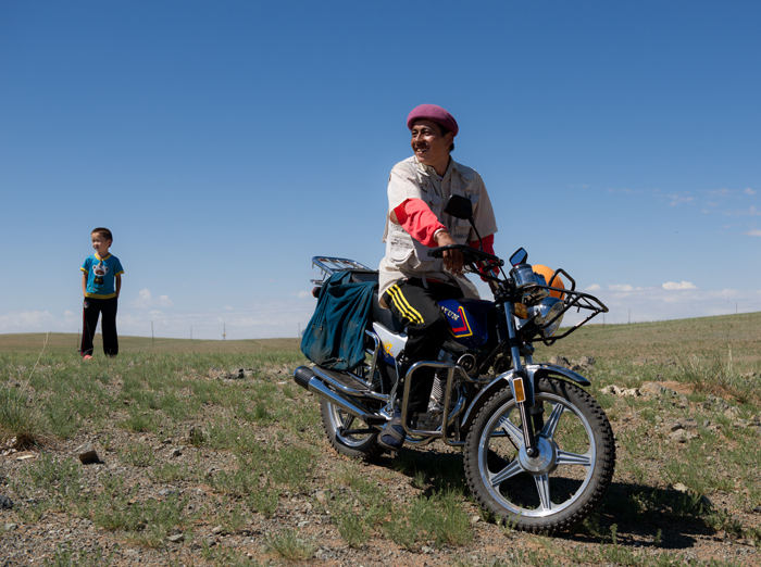 Berger sur une moto chinoise, Mongolie