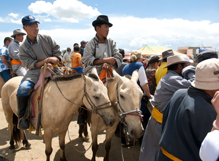 Les cavaliers regardent la fête du Naadam sans descendre de leurs chevaux, Kharkhorin, Mongolie