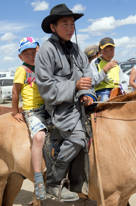 Ds leur plus jeune ge les Mongols montent  cheval, Kharkhorin, Mongolie
