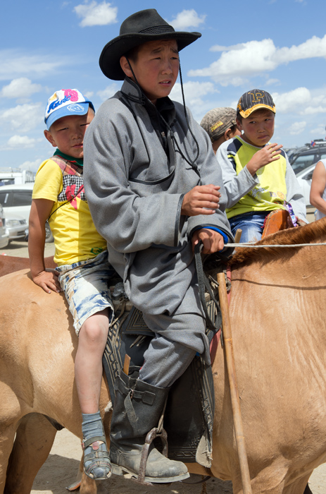 Dès leur plus jeune âge les Mongols montent à cheval, Kharkhorin, Mongolie