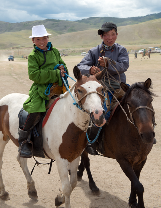 Jeunes cavaliers, Kharkhorin, Mongolie