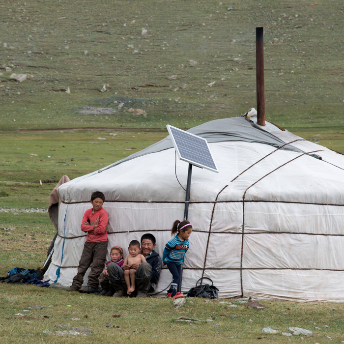 Famille de bergers devant la yourte, montagnes du nord-ouest de la Mongolie