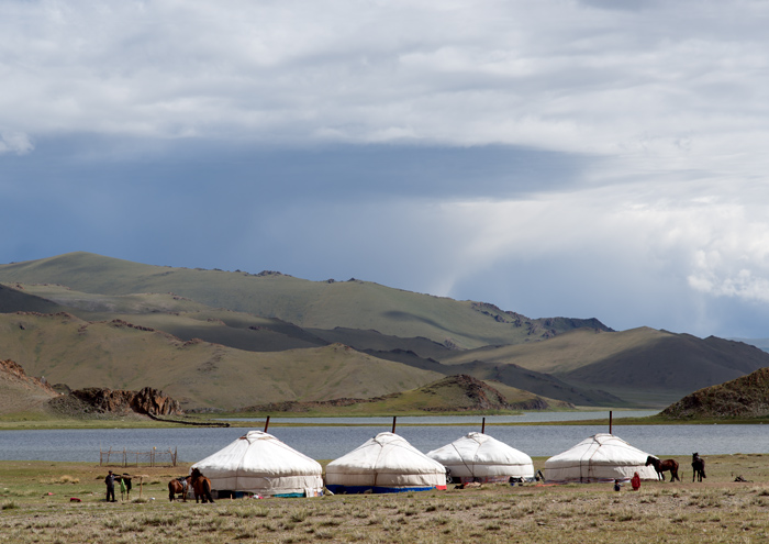 Campements de bergers nomades au bord du lac Tsagaan Nuur, Mongolie