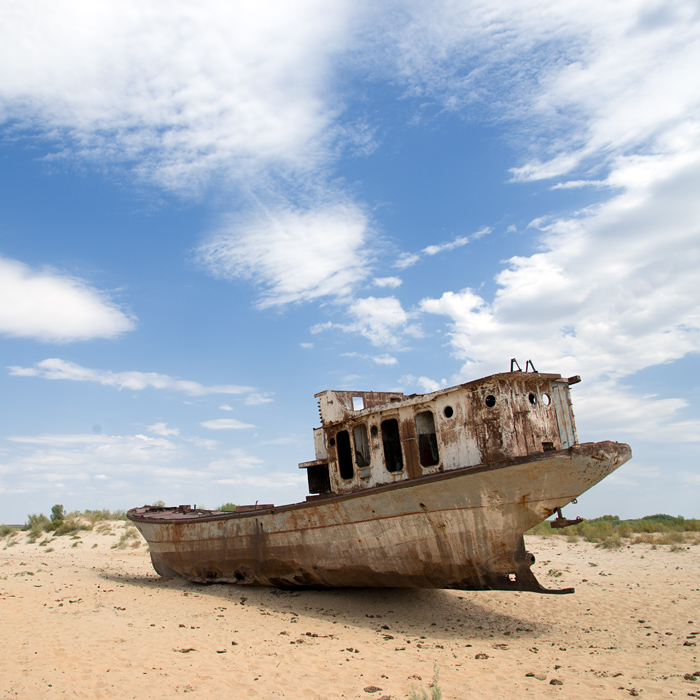 Bateau de pêche au sec sur ce qui était le fond de la mer Aral, Moynaq, Ouzbékistan