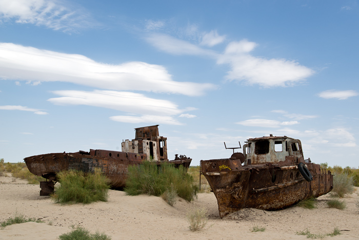 La mer Aral asséchée et épaves de bateaux de pêche, Moynaq, Ouzbékistan