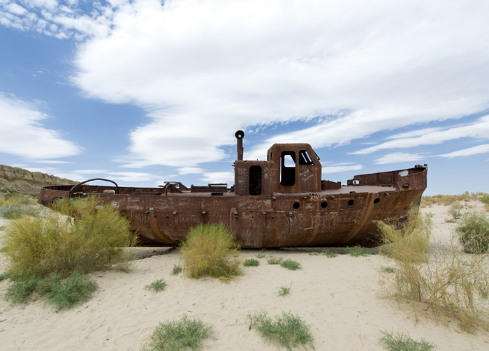 La mer Aral asséchée et épaves de bateau, Moynaq, Ouzbékistan