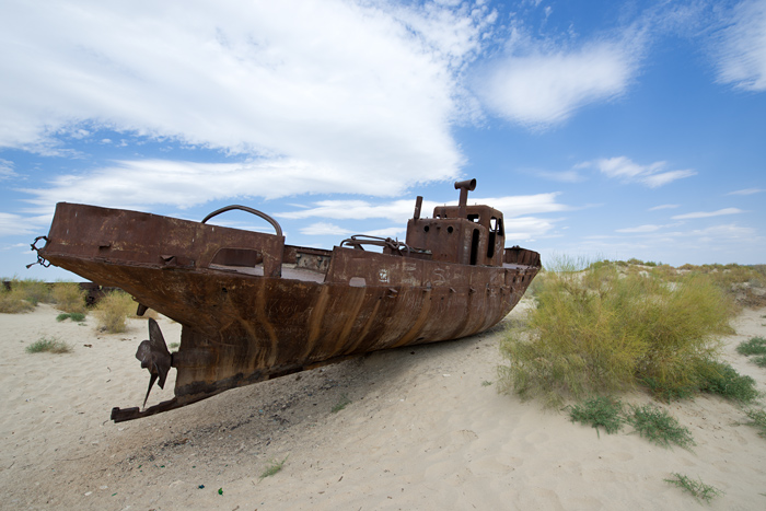 La mer Aral asséchée avec une épave de bateau, Moynaq, Ouzbékistan