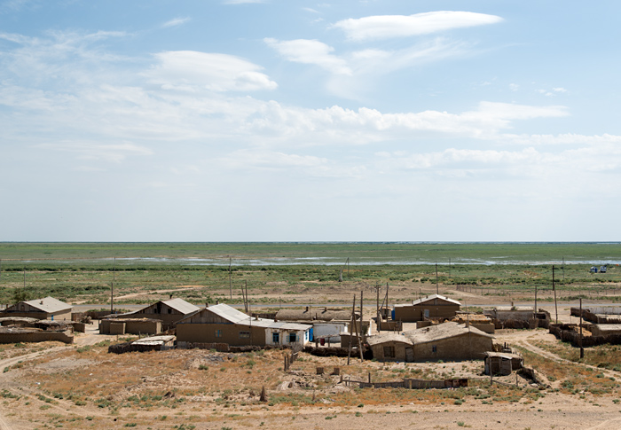 La mer Aral asséchée, le village de Uschay, près de Moynaq, Ouzbékistan