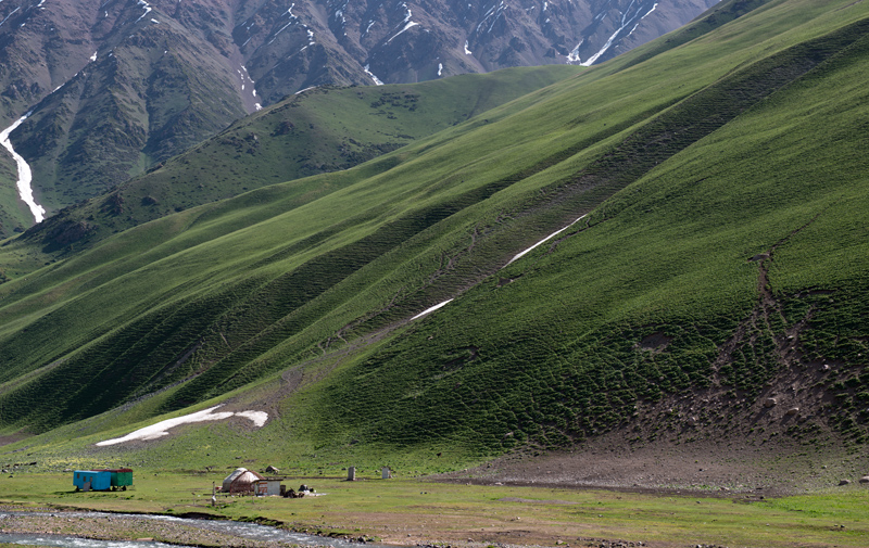 Route M41, versant sud du col Alabel, Kirghizistan