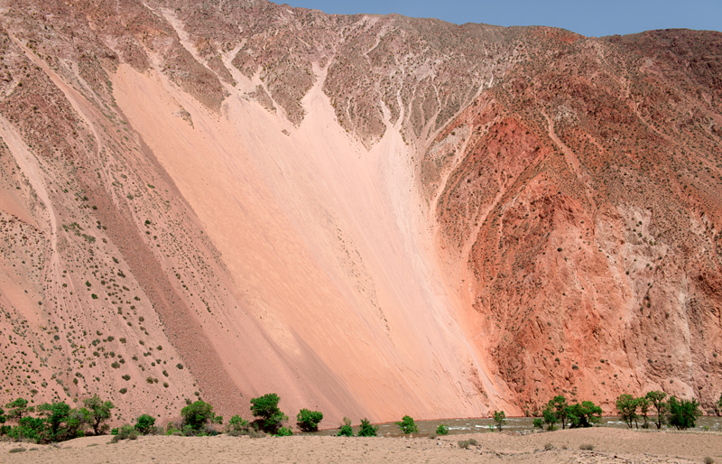 Paysages rouges le long de la rivire Kerkemeren, Kirghizistan