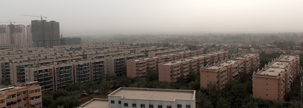 Tempte de sable sur la ville de Turfan, Xinjiang