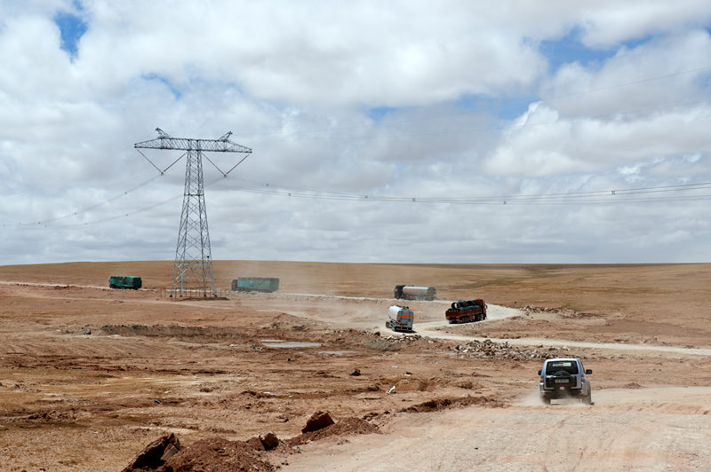 Route G109 entre Goldmud et Lhassa, ligne lectrique Qinghai-Tibet HVDC, Qinghai, Chine