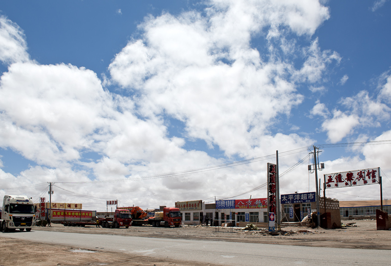 Route G109, le village de Wudaoliang, Qinghai, Chine