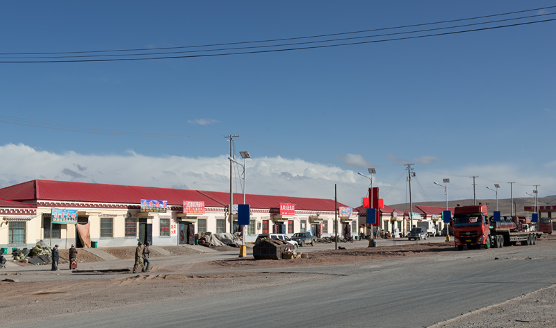 Route G109, le village de Tuotuohe, Qinghai, Chine