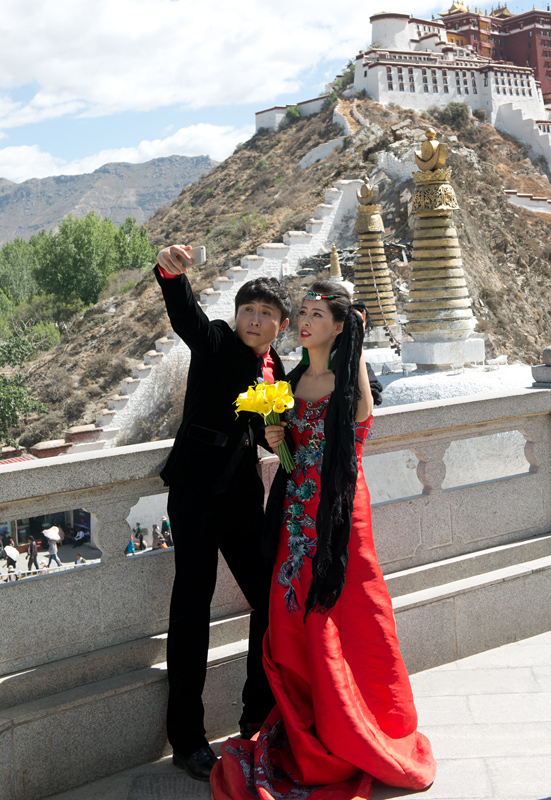 Jeunes mariés et selfie devant le palais du Potala, Lhassa, Tibet