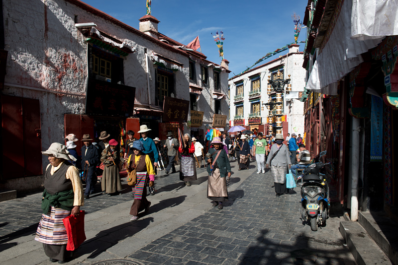 Ruelle dans le Barkhor, temple du Jokhang, Lhassa, Tibet