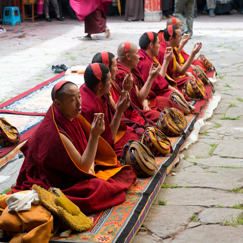 Moines du temple du Jokhang, Lhassa, Tibet, Chine