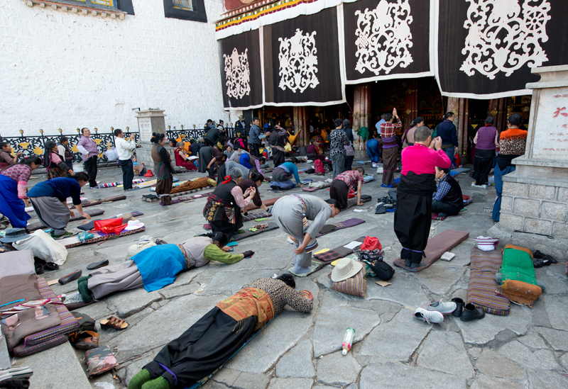 Pèlerins devant le temple du Jokhang, Lhassa, Tibet, Chine