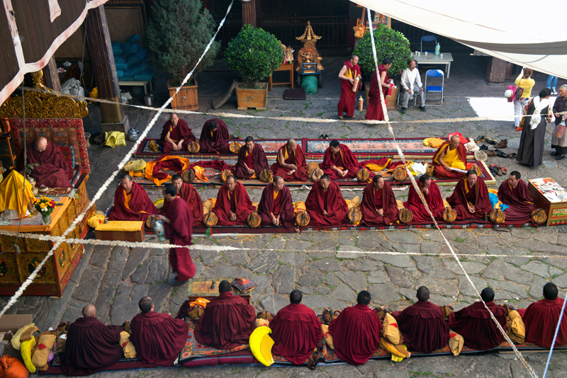 Moines du temple du Jokhang, Lhassa, Tibet, Chine