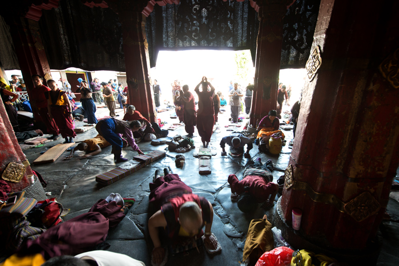 Pèlerins au temple du Jokhang, Lhassa, Tibet, Chine