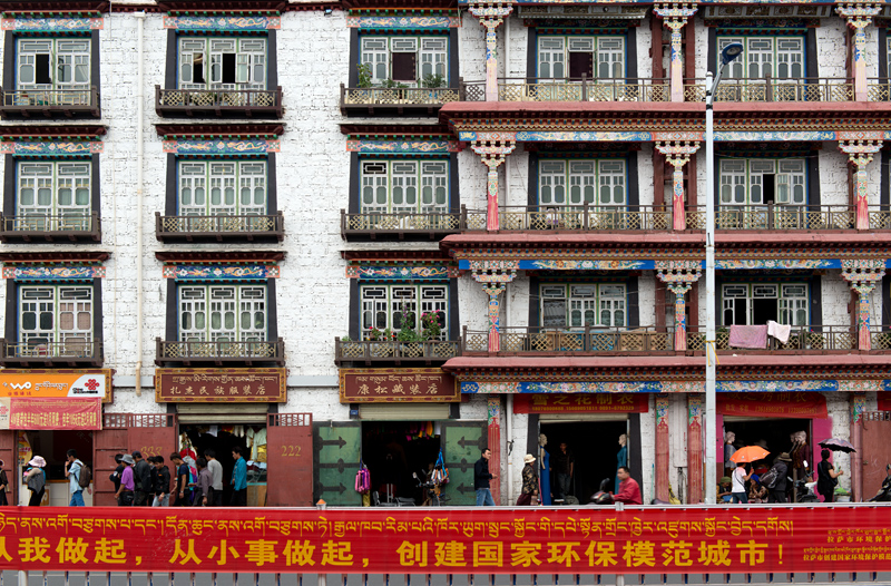 Architecture récente pseudo-tibétaine, rue Bejing, Lhassa, Tibet, Chine