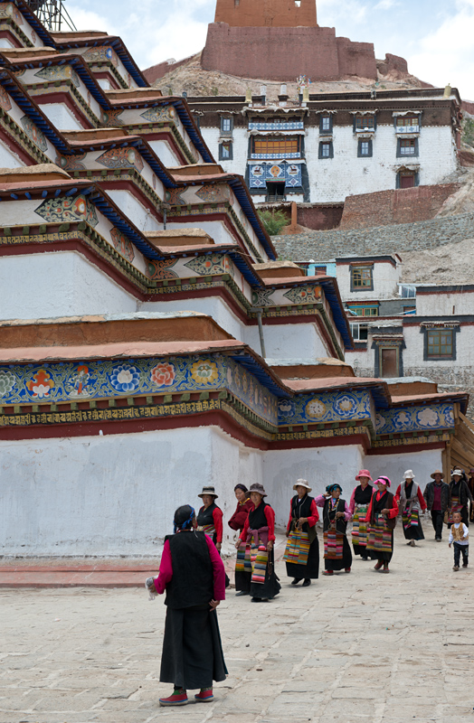 Pélerins au Kumbum du monastère de Pelkor Chode, Gyantsé, Tibet, Chine