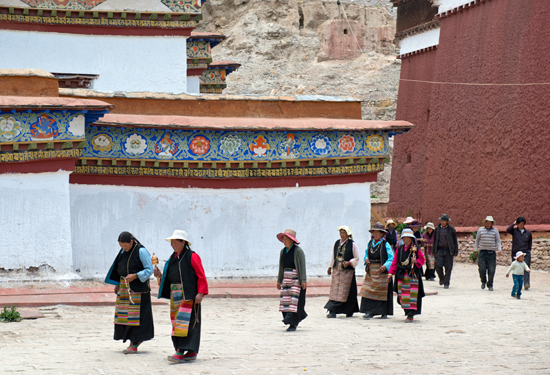 Pélerins tournant autour du grand Kumbum, monastère de Pelkor Chode, Gyantsé, Tibet, Chine