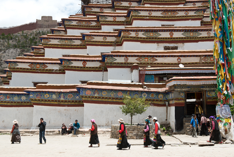 Plerins tournant autour du grand Kumbum, monastre de Pelkor Chode, Gyants, Tibet, Chine