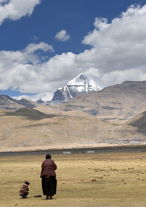 Prères devant le mont Kailash, Tibet, Chine