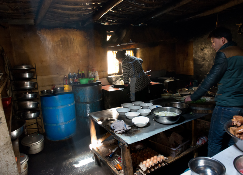 Cuisine d'un petit restaurant, Duomaxiang, Tibet, Chine