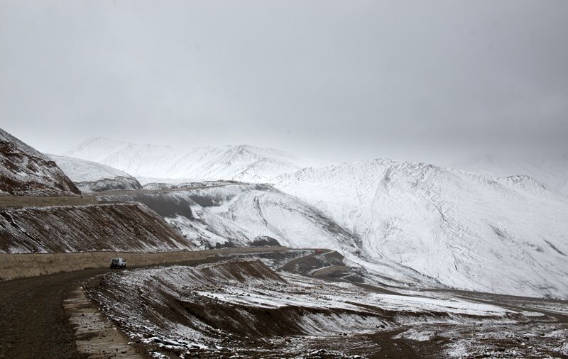 La route G219 dans la cordillre de Kulun, Xinjiang, Chine