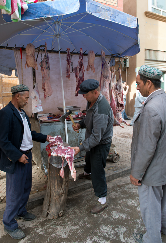 Boucher dans la rue, quartier ouïghour, Kashgar, Xinjiang, Chine