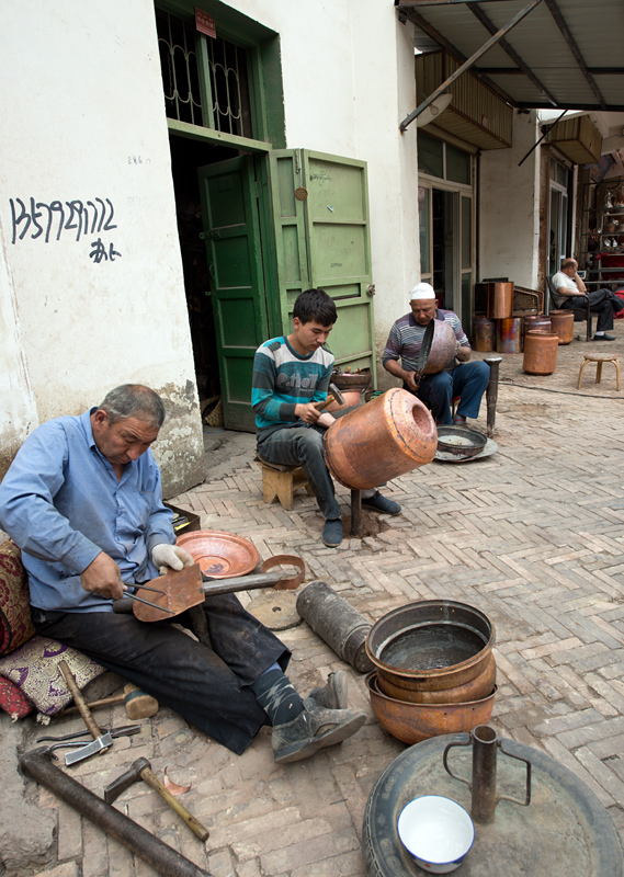Artisans chaudronniers, quartier oughour, Kashgar, Xinjiang, Chine