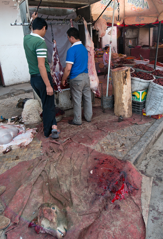 Boucher dans la rue, quartier oughour, Kashgar, Xinjiang, Chine