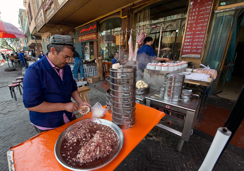 Restaurant servant des raviolis  la viande cuits  la vapeur, quartier oughour, Kashgar, Xinjiang, Chine