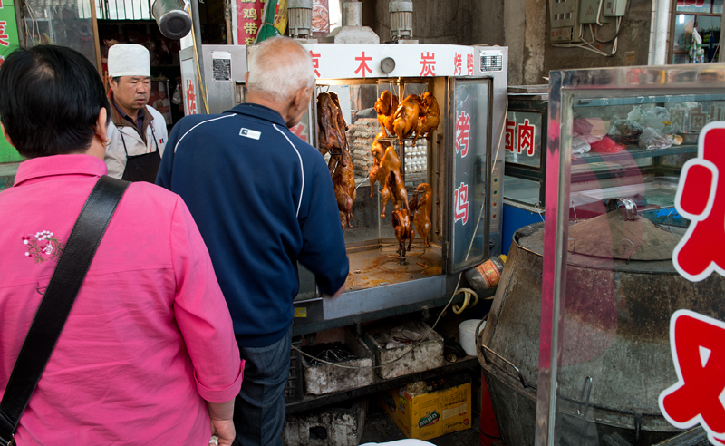 Vendeur de canards laqués, marché de Dunhuang, Gansu, Chine