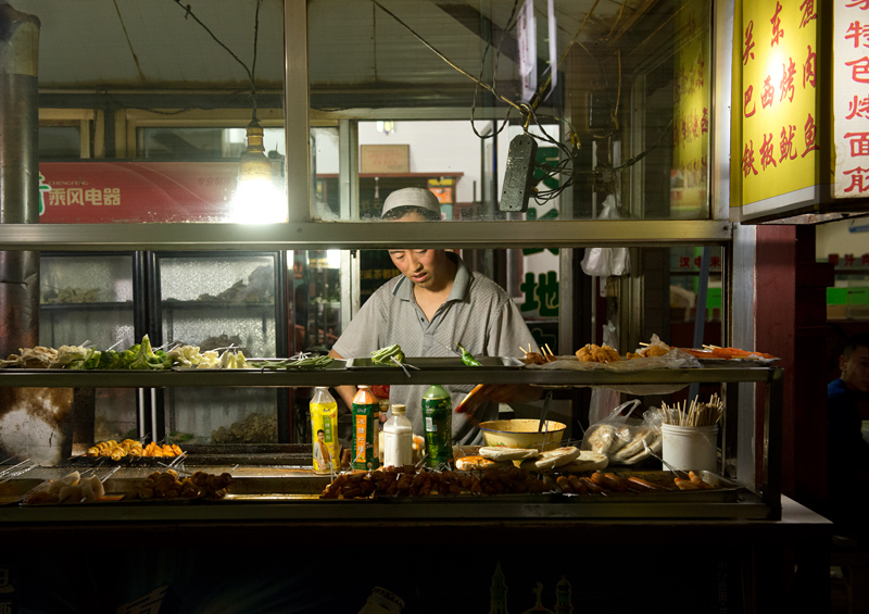 Restaurant de nuit ( ou night market), Dunhuang, Gansu, Chine