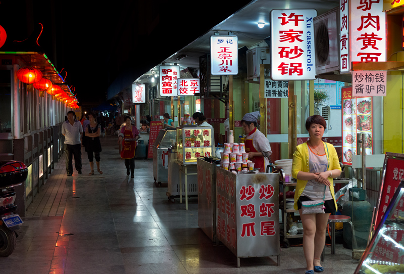 Restaurant de nuit (ou night market), Dunhuang, Gansu, Chine