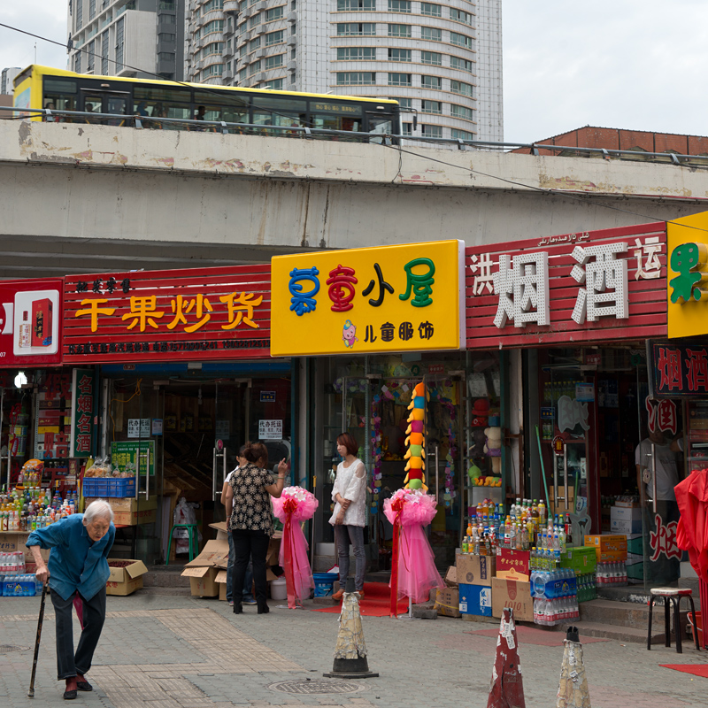 Magasins sous une voie rapide de la ville, Urumqi, Xinjiang, Chine