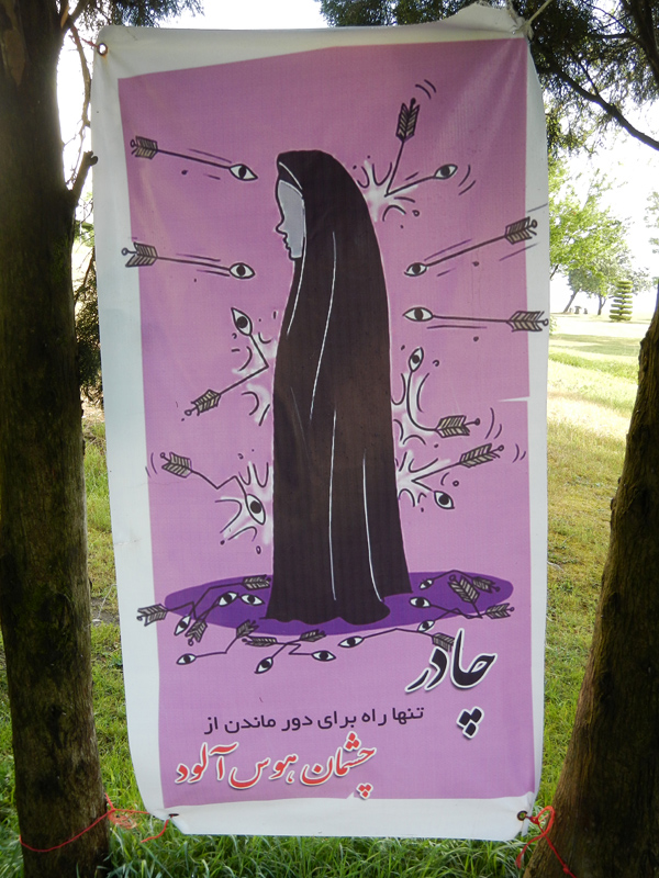 Affiche démontrant les avantages de porter le hijab, jardins de l'hôtel Persian Azadi, Chaloos, Iran,