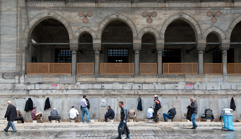 Ablutions avant la prire, mosque Valide Sultan, Istanbul, Turquie
