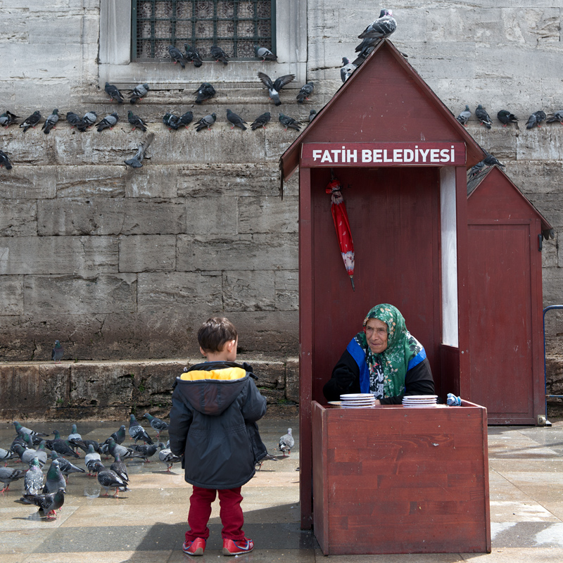 Vendeuse de graines pour pigeons, Istanbul, Turquie