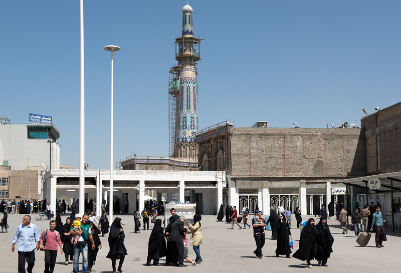 Devant la grande mosquée Imam Reza, Mashhad, Iran