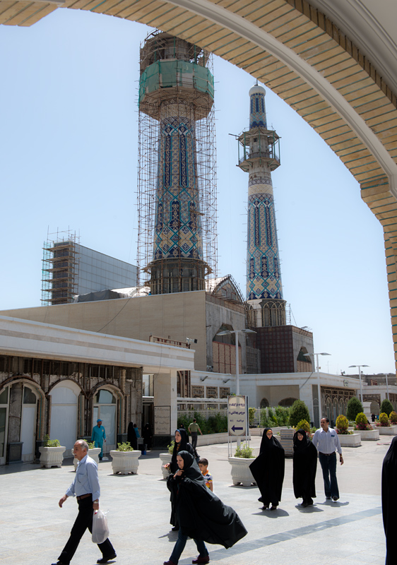 Devant la grande mosque Imam Reza, Mashhad, Iran