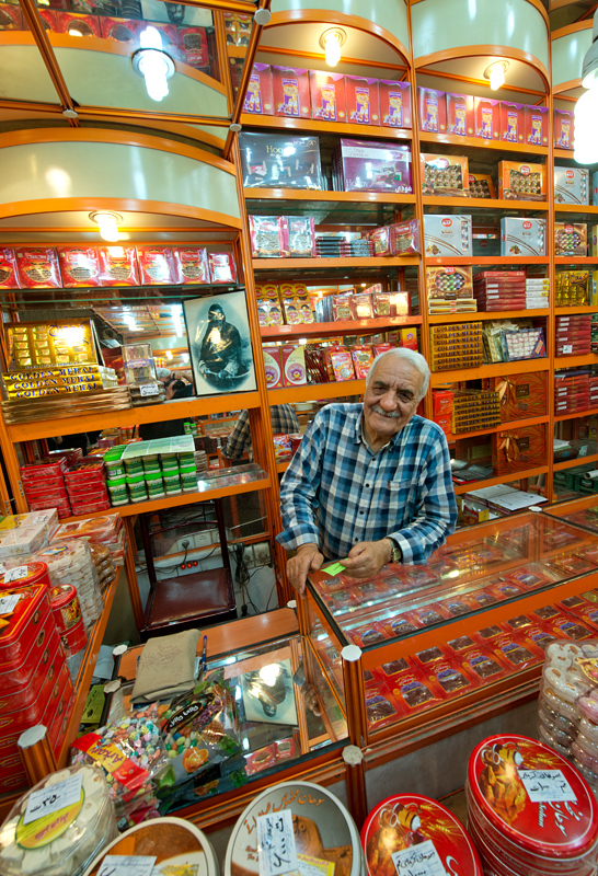 Vendeur de douceurs, grand bazar, Mashhad, Iran