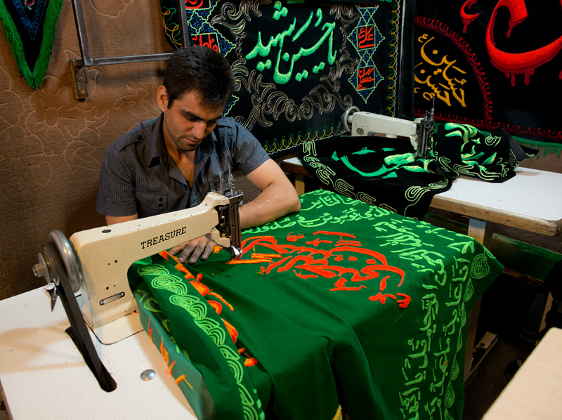 Artisan brodeur, grand bazar, Mashhad, Iran